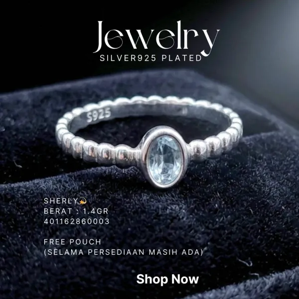 Cincin perak 925 model Sherly dengan batu biru oval dan band manik di atas latar hitam