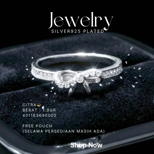 Cincin perak 925 model Citra berbentuk pita dengan zirkonia di atas latar hitam
