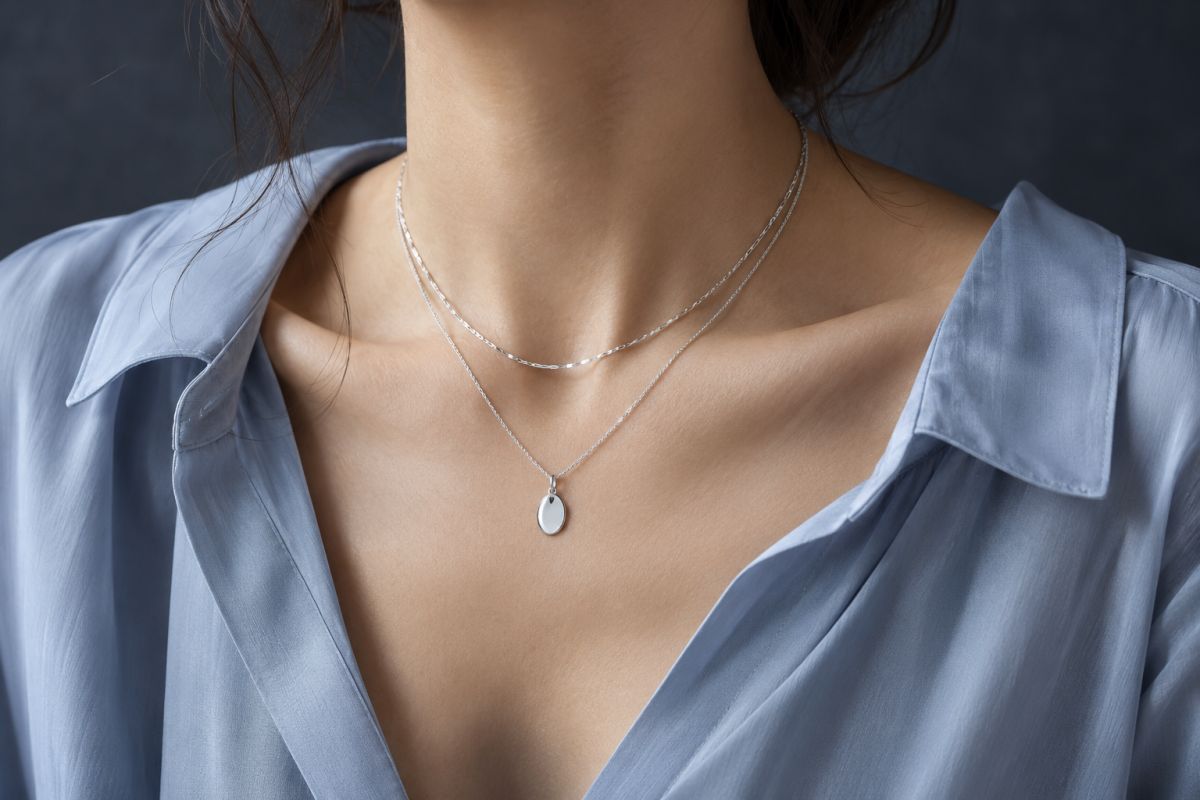 Gaya Layering Kalung Perak yang Stylish