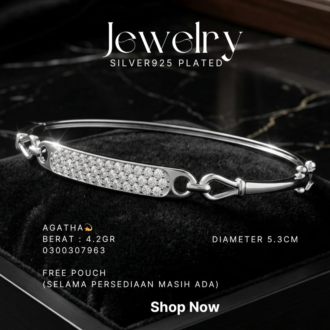 Gelang perak 925 model Agatha bangle dengan plat zirkonia di atas bantalan beludru hitam