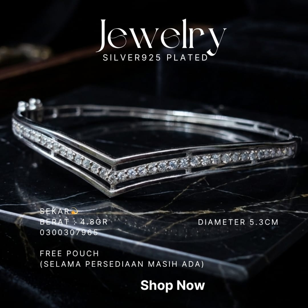 Gelang perak 925 model Sekar bangle berbentuk V dengan zirkonia di atas marmer hitam