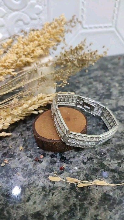 Perhiasan Perak untuk Pernikahan: dari Cincin Tunangan hingga Souvenir
